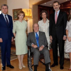 Los Reyes posan con Juan Carlos y Sofía y sus invitados: Margarita y Radu de Rumanía.-EL PERIÓDICO