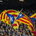 'Esteladas' durante un partido del Barça en el Camp Nou.-JORDI COTRINA