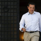 Tsipras sale de su residencia con destino a la reunión de Gobierno.-STOYAN NENOV / REUTERS