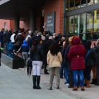 Colas que se formaron ante el centro cívico el primer día de cobro-A. M.