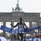 Kenenisa Bekele cruza la meta del Maratón de Berlín.-REUTERS / FABRIZIO BENSCH