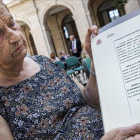 Antonia Fernández Moya con el certificado de reparación que recibió esta semana de mano de la Ministra de Justicia.-MIGUEL LORENZO