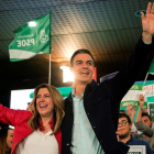 Pedro Sánchez y Susana Díaz, en el mitin del PSOE de este martes, en Marbella (Málaga).-DANIEL PÉREZ