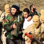 Yihadistas exhiben al piloto jordano capturado, en una imagen difundida por el Estado Islámico.-Foto: AFP