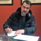 López Garai firmaba ayer en la sede del club su renovación como entrenador del Numancia.-Web Numancia