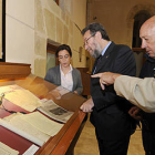 Carlos de la Casa y Joaquín Alcalde, segundo y tercero por la izquierda, ayer en la inauguración de la muestra. / VALENTÍN GUISANDE-