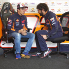 Marc Márquez, a la izquierda, dialoga con su técnico Santi Hernández-