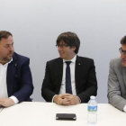Oriol Junqueras, Carles Puigdemont y el secretario de Hisenda, Lluís Salvadó, este lunes.-ALBERT BERTRAN
