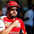 Fernando Alonso, en el 'paddock' de Yas Marina, antes de comenzar el Gran Premio de Abu Dabi, el último de la temporada.-Foto: EFE / VALDRIN XHEMAJ