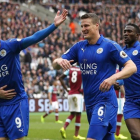 Jamie Vardy saluda al público tras marcar el tercer gol para el Leicester contra el West Ham.-REUTERS / PETER NICHOLLS