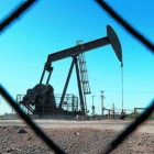 Campo de extracción de petróleo en EEUU, el país que más barriles pondrá en el mercado.-Foto: AFP / MARK RALSTON