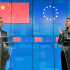 El ministro de Exteriores chino, Wang Yi, y la jefa de la diplomacia europea, Federica Mogherini, tras participar en la reunión estratégica de alto nivel UE-China este lunes 18-3-2019 en Bruselas.-EFE / OLIVIER HOSLET
