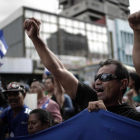 Miles de nicaragüenses se concentraron en el parque La Democracia en el centro de San José para levantar la voz y apoyar a sus compatriotas que están luchando por la libertad.-EFE