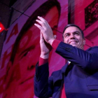 Pedro Sánchez celebrando la victoria con los simpatizantes socialistas, en los exteriores de la sede del PSOE.-JOSÉ LUIS ROCA