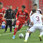 Curro Sánchez intenta sortear a Fran García y Manu Fuster durante el partido ante el Albacete.-VALENTÍN GUISANDE