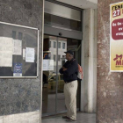 Un viajero lee el comunicado de huelga en la principal estación de tren de Atenas.-Foto: AFP / LOUISA GOULIAMAKI