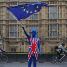 Un ciudadano británico contrario al brexit enarbola una bandera de la UE en Londres.-DANIEL LEAL-OLIVAS (AFP)