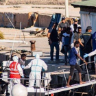 Menores no acompañados desembarcan en el puerto de Lampedusa procedentes del ’Open Arms’.-AFP / ALESSANDRO SERRANO