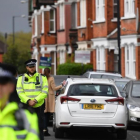 Agentes británicos mantiene un cordón policial en la calle residencial del noroeste de Londres donde tuvo lugar el tiroteo durante una operación antiterrorista, el 28 de abril, en Londres.-BEN STANSALL
