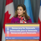 La ministra canadiense de Exteriores, Chrystia Freeland, anuncia la situación se embajada en Venezuela.-AFP
