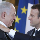 Macron y Netanyahu tras la reunión que han mantenido en París.-AP / STEPHANE MAHE