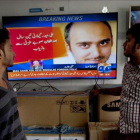 La televisión paquistaní informa de la liberación del político Ali Haider Gilani.-AP / SHAKIL ADIL