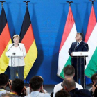 Merkel y Orbán, durante la rueda de prensa.-EFE EPA / SZILARD KOSZTICSAK