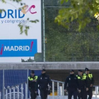 Policías en el exterior del pabellón Madrid Arena, horas después de la desgracia.-AFP / DOMINIQUE FAGET