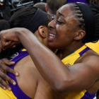 Candance Parker y Nneka Ogwmike celebran emocionadas la consecución de la WNBA-GETTY / HANNAH FOSLIEN