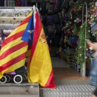 Bazar chino con banderas independentistas y españolas en su exterior.-JORDI COTRINA