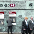 Cajeros automáticos de una sucursal del HSBC en la ciudad de Londres.-REUTERS / STEFAN WERMUTH
