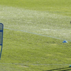 Simeone, pensativo, durante el entrenamiento del Atlético este viernes en Majadahonda.-EFE / JUAN CARLOS HIDALGO