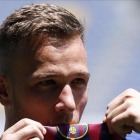 Arthur, en su presentación como nuevo jugador del Barça el pasado 12 de julio.-PAU BARRENA (AFP)