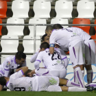 Los jugadores del Numancia se abrazan para celebrar el gol de Pablo Valcarce que daba el triunfo en Lugo.-Área 11