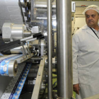 Antonio Esteban en una de las líneas de producción de su fábrica de Garray. / ÁLVARO MARTÍNEZ-