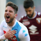 El belga Mertens celebra uno de sus cuatro goles en el Nápoles-Torino.-AFP / CARLO HERMANN