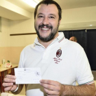 Matteo Salvini, líder de la Liga Norte, sonríe en su colegio electoral, en Milán, el 22 de octubre.-EFE