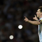 Leo Messi celebra su gol 500 con la selección argentina.-AFP / JUAN MABROMATA