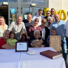 Familia y autoridades con la centenaria, Carmen del Molino.-HDS