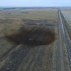 Vista aérea en la que se aprecia un derrame de petróleo que obligó a cerrar la parte construida del oleoducto Keystone XL el año pasado en Dakota del Sur, EEUU.-