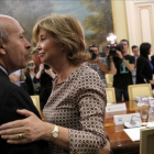 El ex ministro de Educación, José Ignacio Wert, y la cexconsellera de Ensenyament, Irene Rigau, se saludan al inicio de una Conferencia Sectorial en junio del 2014.-JOSÉ LUIS ROCA