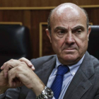 El ministro de Economía, Luis de Guindos, durante el pleno del Congreso de hoy.-Foto: EFE/ EMILIO NARANJO