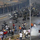 Manifestantes se enfrentan a los soldados de la Guardia Nacional Bolivariana.-FERNANDO LLANO (AP)