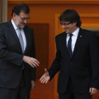 El presidente del Gobierno en funciones, Mariano Rajoy, y el de la Generalitat, Carles Puigdemont, en su cita de abril del 2016 en la Moncloa-DAVID CASTRO