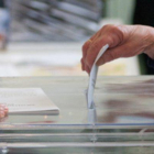 Una ciudadana introduciendo su voto en la urna. HDS