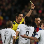 Deniz Aytekin muestra la cartulina amarilla a Blaise Matuidi durante el Barça-PSG.-REUTERS / ALBERT GEA