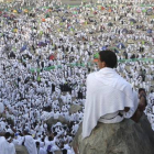 Musulmanes rezan en el monte de Arafat, cerca de La Meca, en Arabia Saudí, este miércoles.-AMEL PAIN / EFE