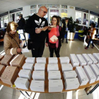 Votantes, en el colegio público Pinar del Rey de Madrid, el pasado 28 de abril.-EFE