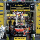 Kris Meeke (derecha) y su copiloto Paul Nagle celebran el triunfo en el Rally de Cataluña sobre el capó de su Citroën.-AFP / JOSEP LAGO