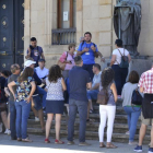 Un grupo de turistas, ayer, frente a la fachada del Palacio Provincial de Soria.-DANIEL RODRÍGUEZ